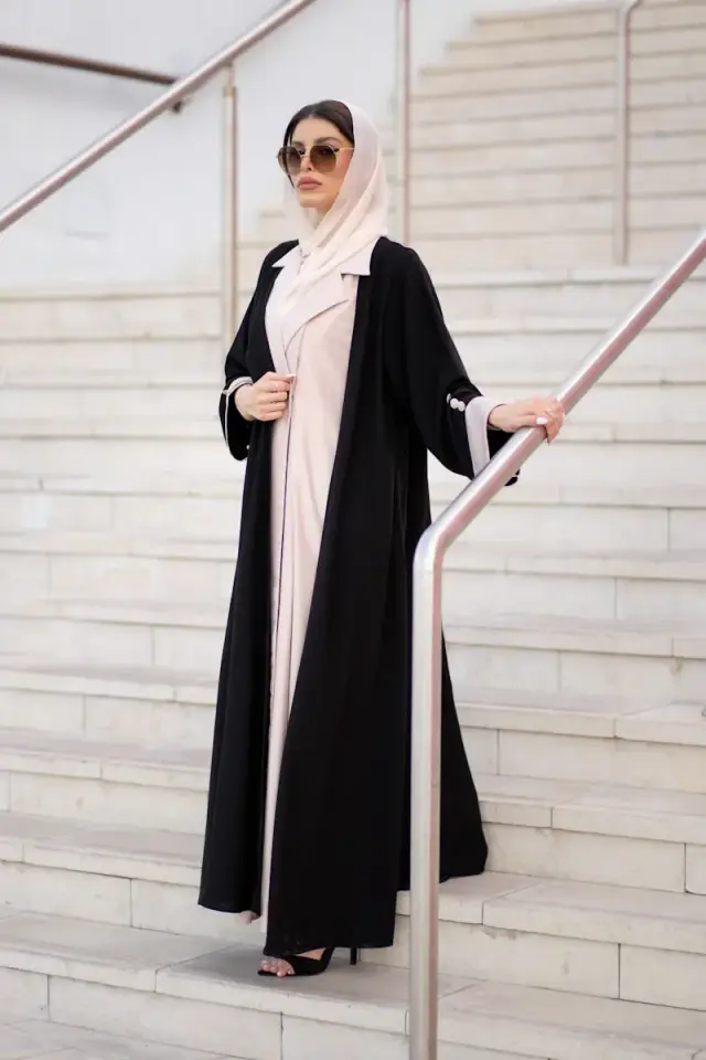 عباية زمردية مطرزة